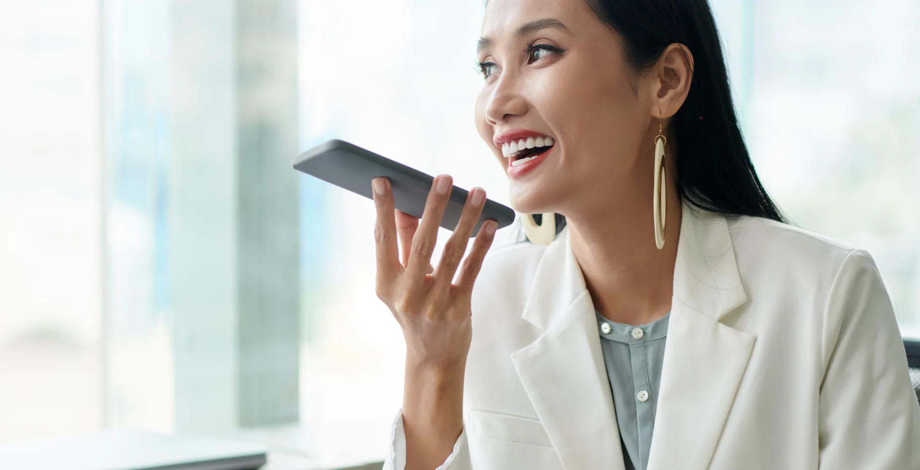 Professionnelle utilisant la recherche vocale et l’intelligence artificielle